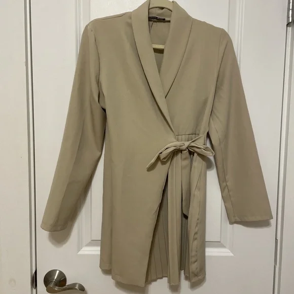 Boohoo wrap pleated blazer dress in stone/beige. US size 4. - Picture 2 of 4